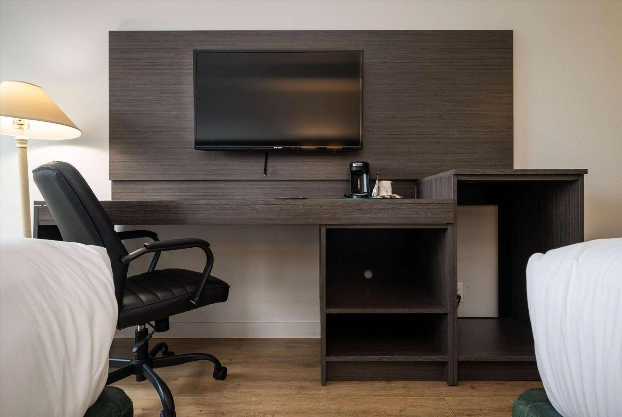 Baymont Inn & Suites By Wyndham Bellingham Bagian luar foto