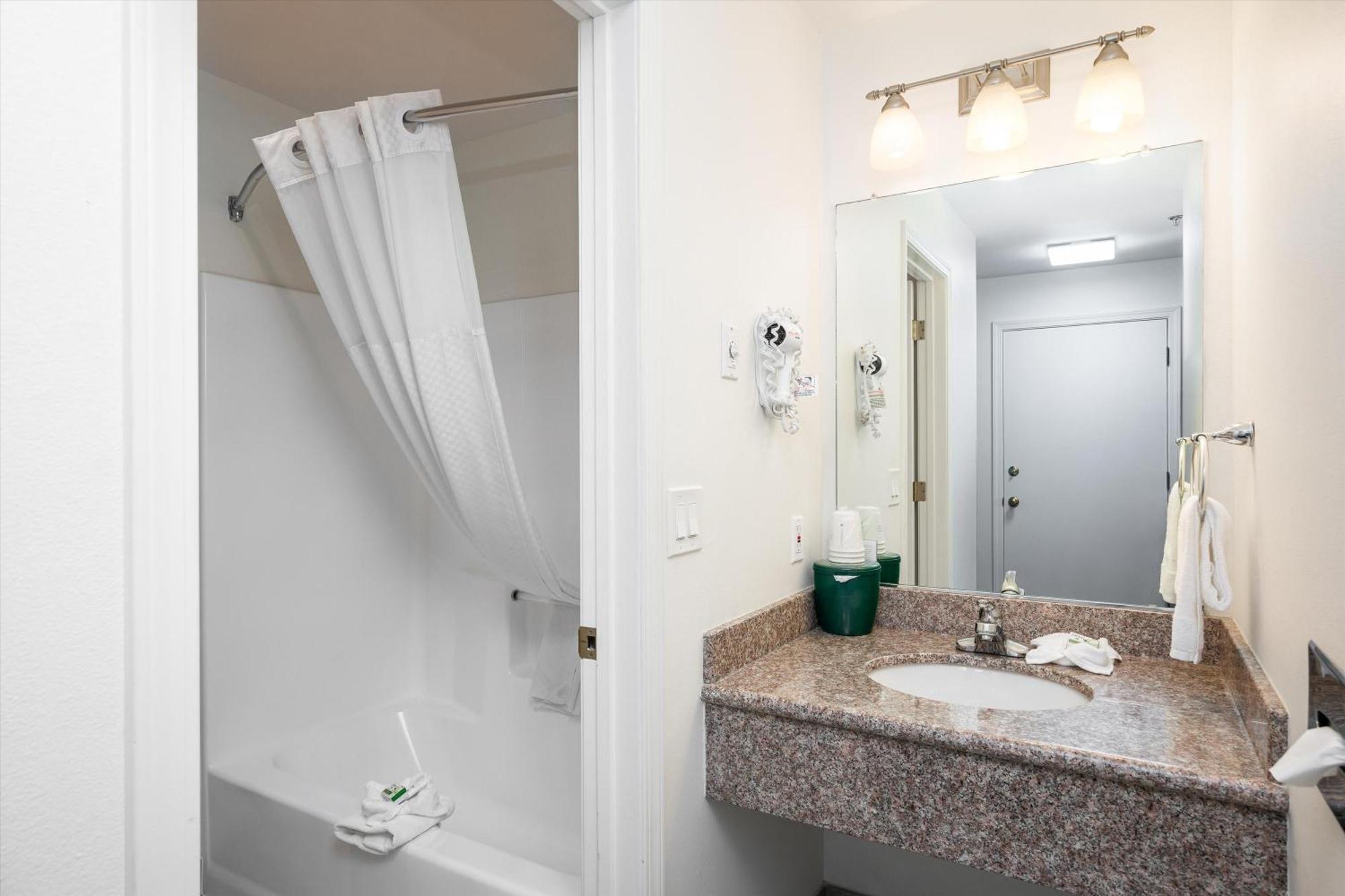 Baymont Inn & Suites By Wyndham Bellingham Bagian luar foto