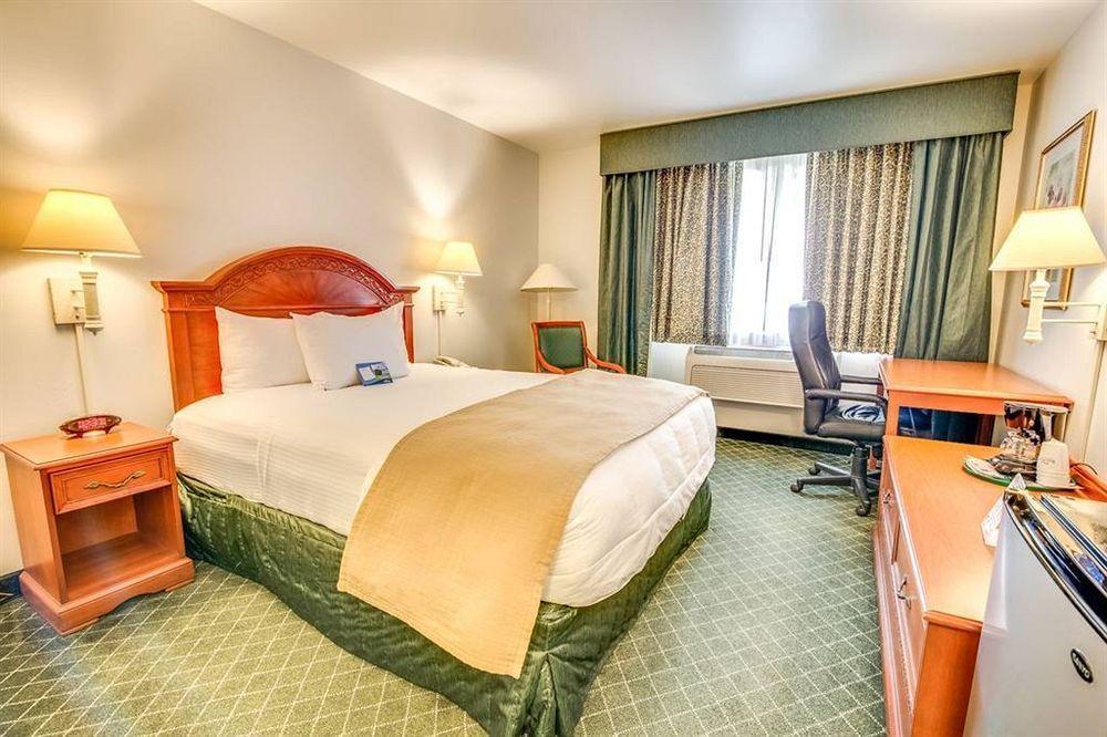 Baymont Inn & Suites By Wyndham Bellingham Bagian luar foto