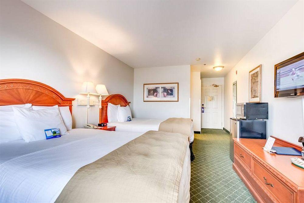 Baymont Inn & Suites By Wyndham Bellingham Bagian luar foto